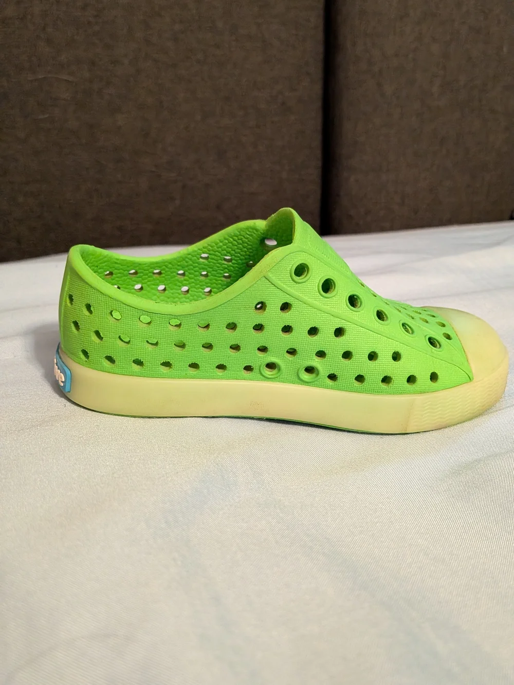 Native Jefferson Glow In The Dark Shoes in Bright Green